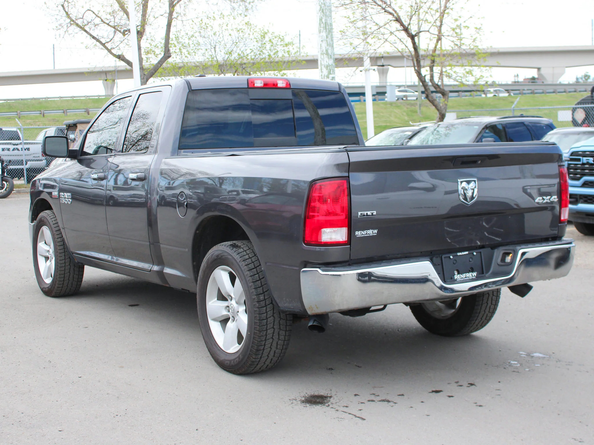 Used 2017 Grey RAM SLT * 5.7L HEMI V8 | Bedliner | Great Work Truck | Winter Tires | Two Keys | Cruise Control image 10