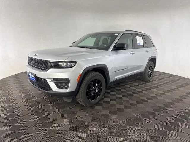 Used 2025 Silver Jeep Altitude image 4