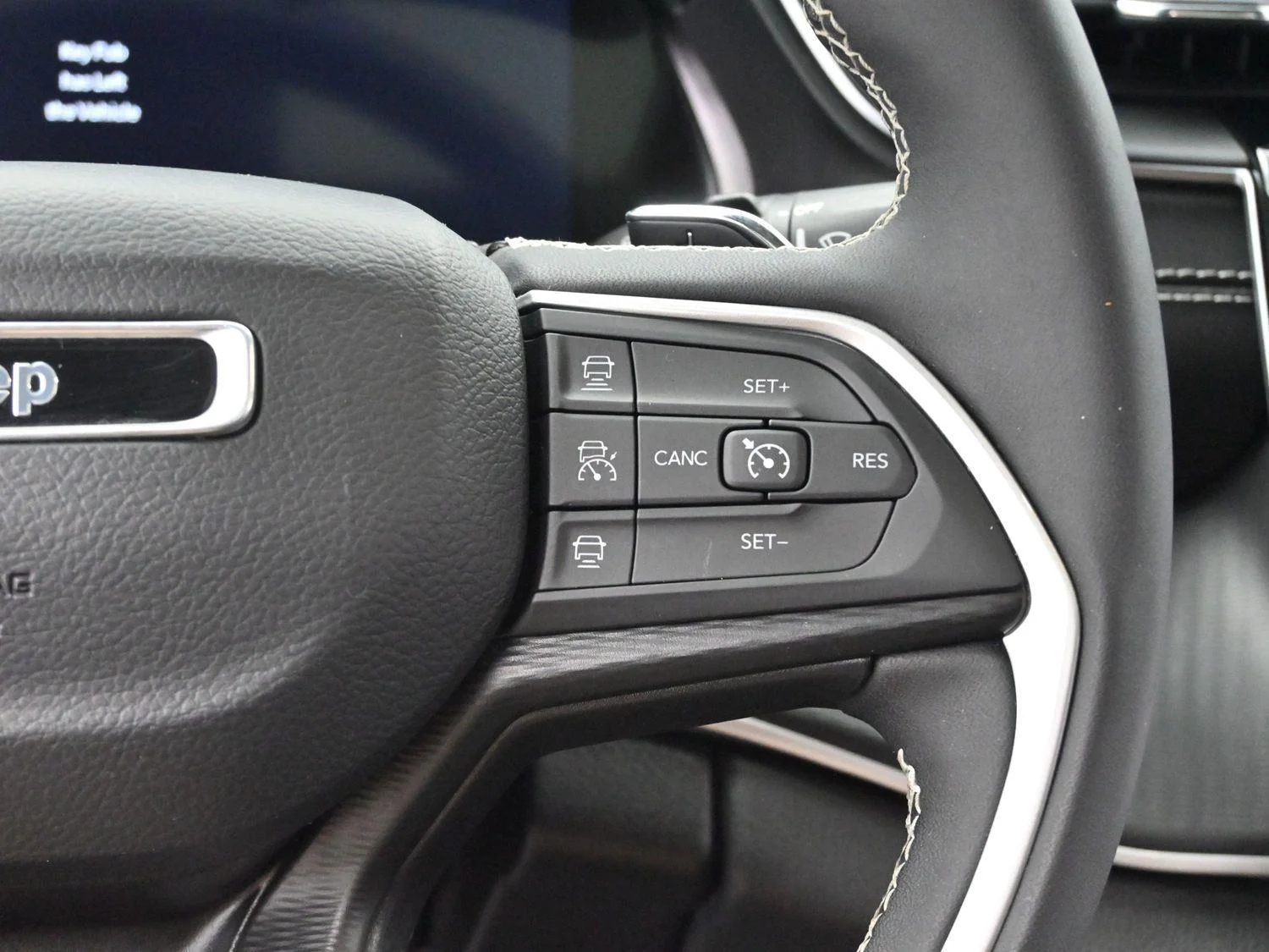 Used 2023 White Jeep Altitude image 15