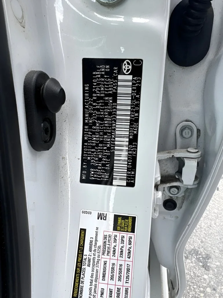 Used 2022 White Toyota LE image 27