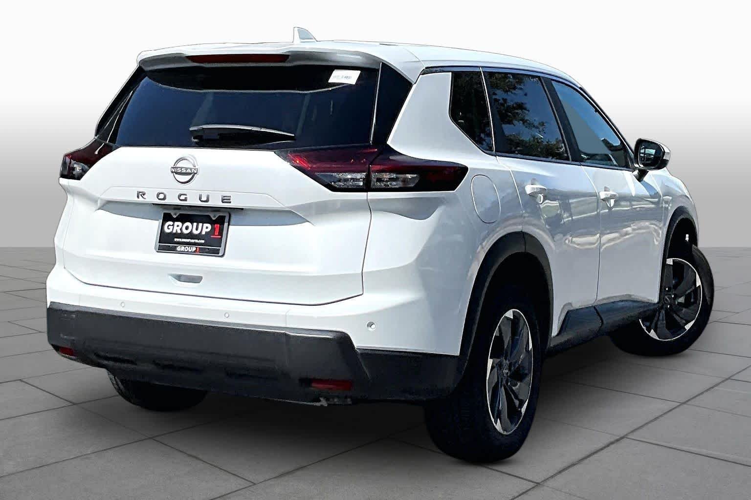 Used 2025 Everest White Pearl Nissan SV image 13
