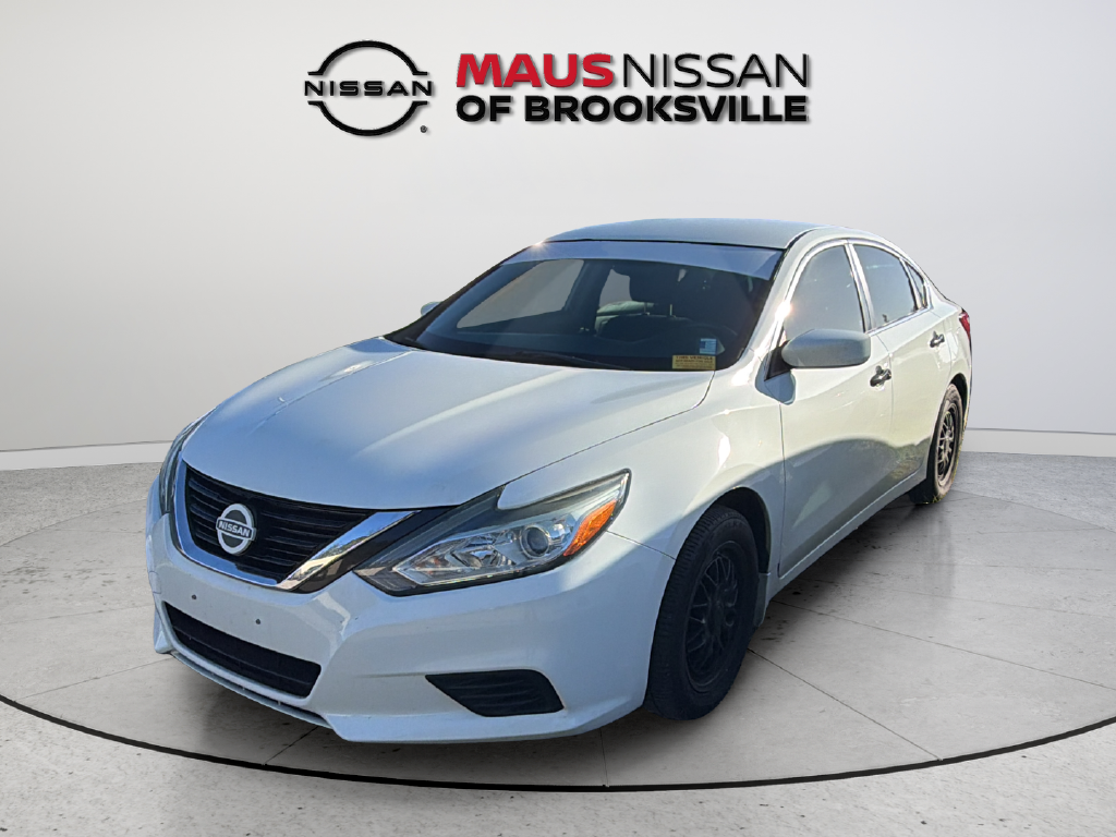 Used 2017 White Nissan 2.5 S image 5