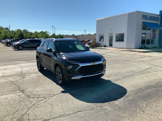 Certified Used 2025 Mosaic Black Metallic Chevrolet LT image 4