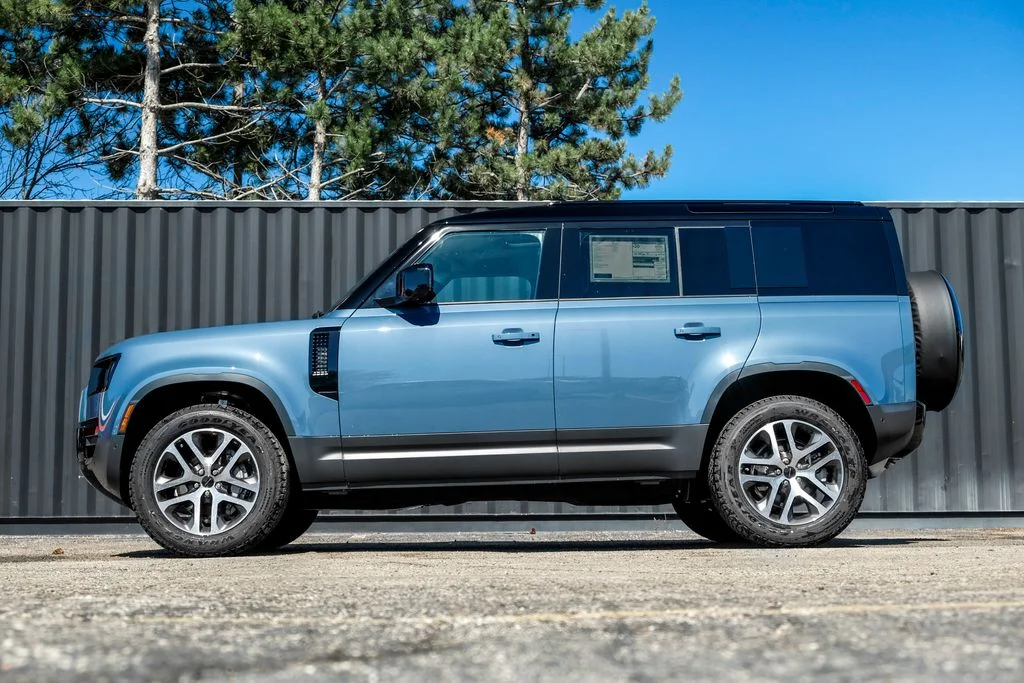 New 2026 Tasman Blue Land Rover S image 3