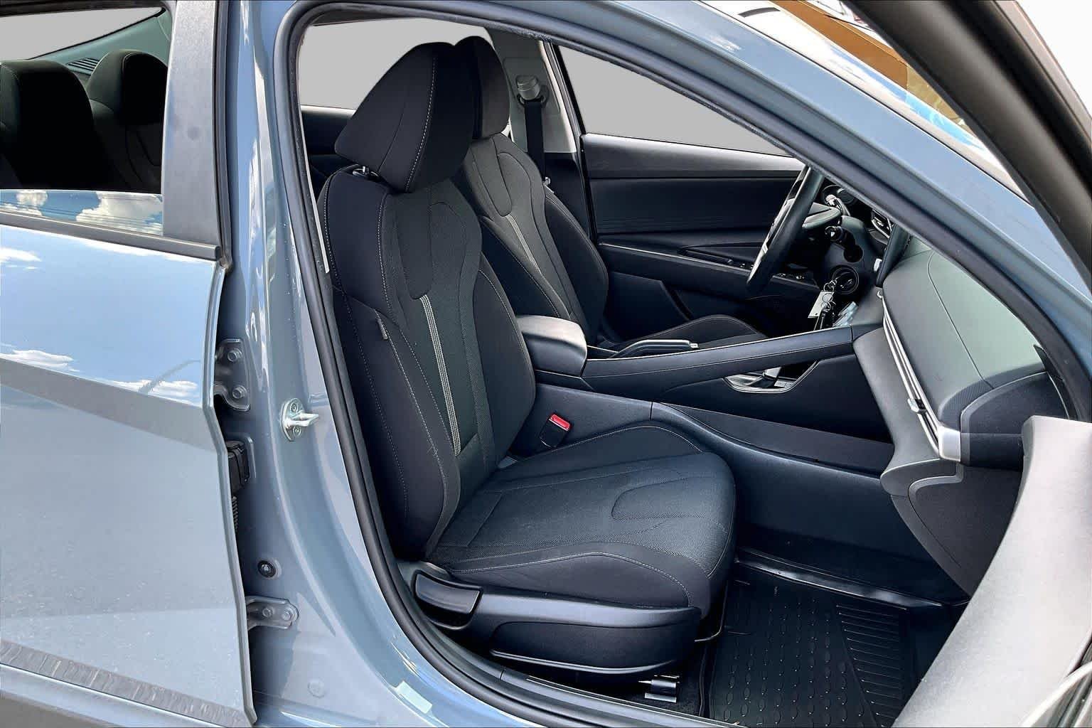 Used 2022 Electric Shadow Hyundai SE image 9