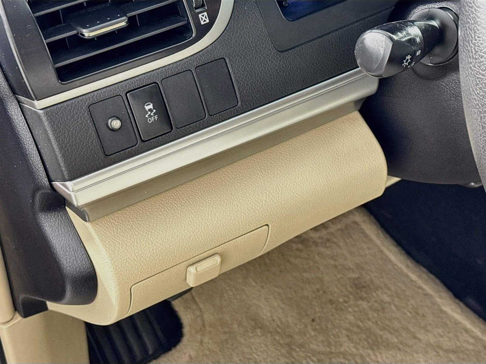 Used 2012 Green Toyota LE image 7