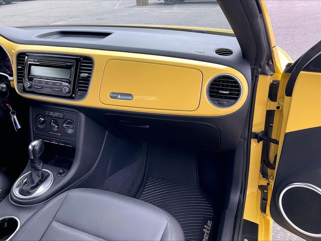 Used 2012 Saturn Yellow Volkswagen 2.5L image 12