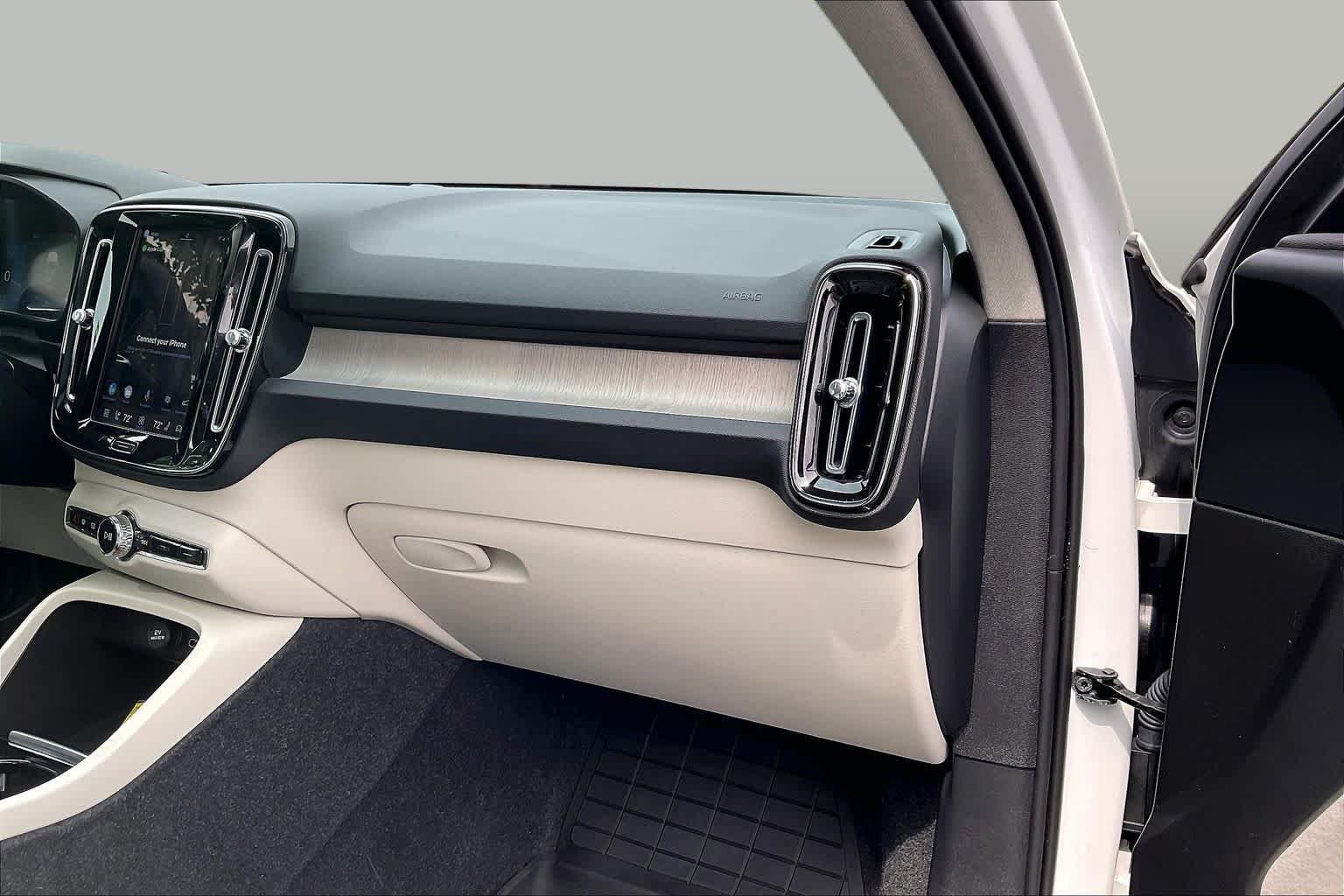 Used 2023 Crystal White Metallic Volvo Plus Dark Theme image 18