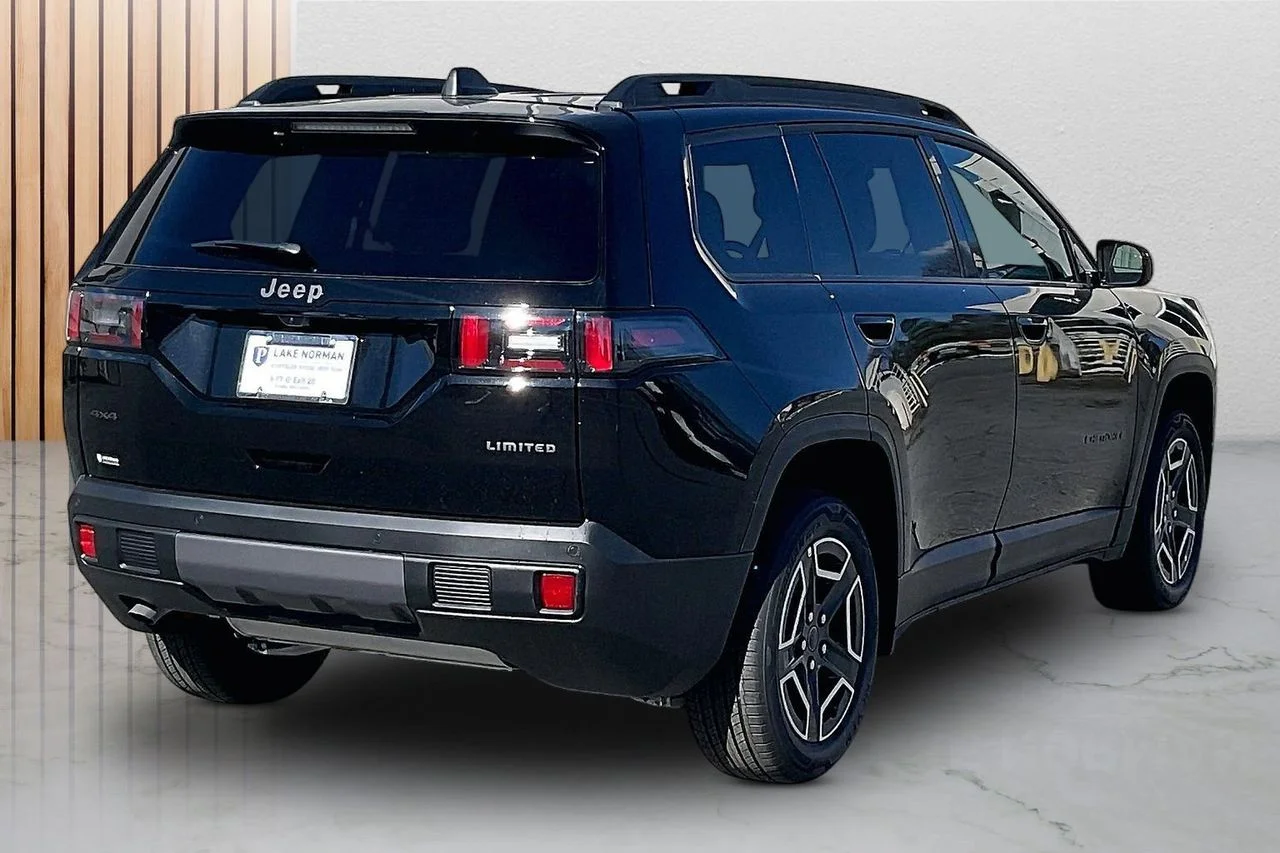 New 2026 Diamond Black Crystal Pearl-Coat Exterior Paint Jeep Limited image 9