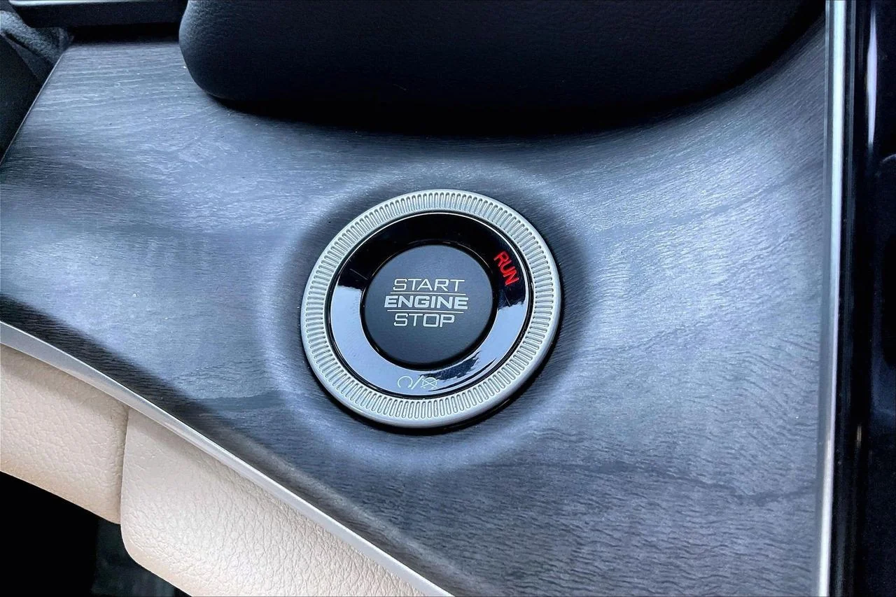 Certified Used 2023  Jeep Limited image 29
