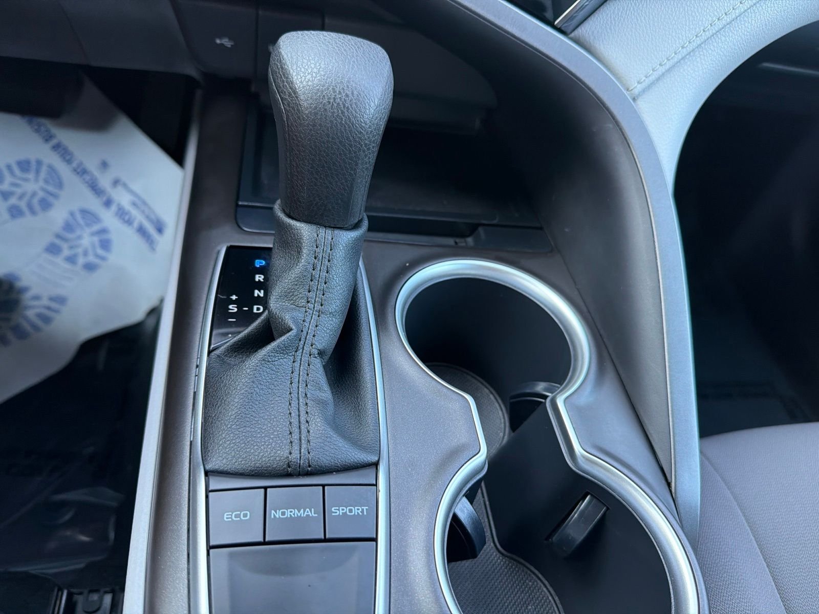 Used 2022 White Toyota LE image 16