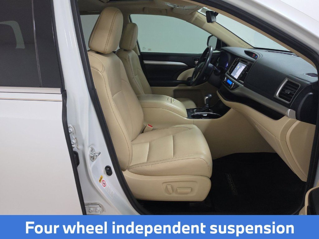 Used 2018 White Toyota XLE image 11