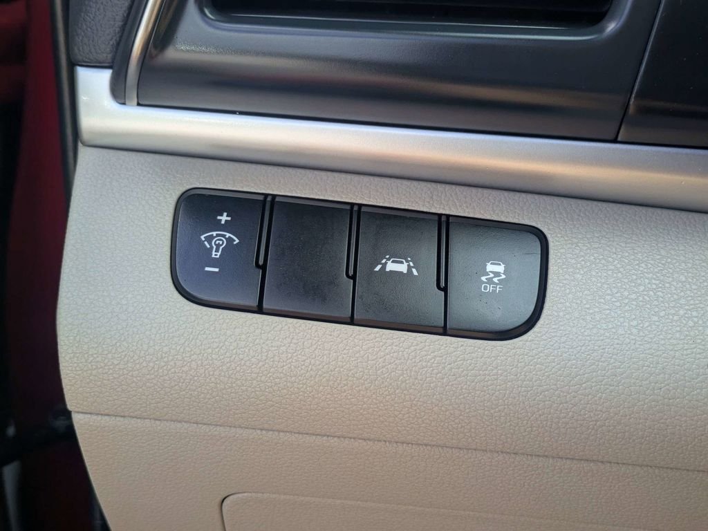 Used 2020 Red Hyundai SE image 21