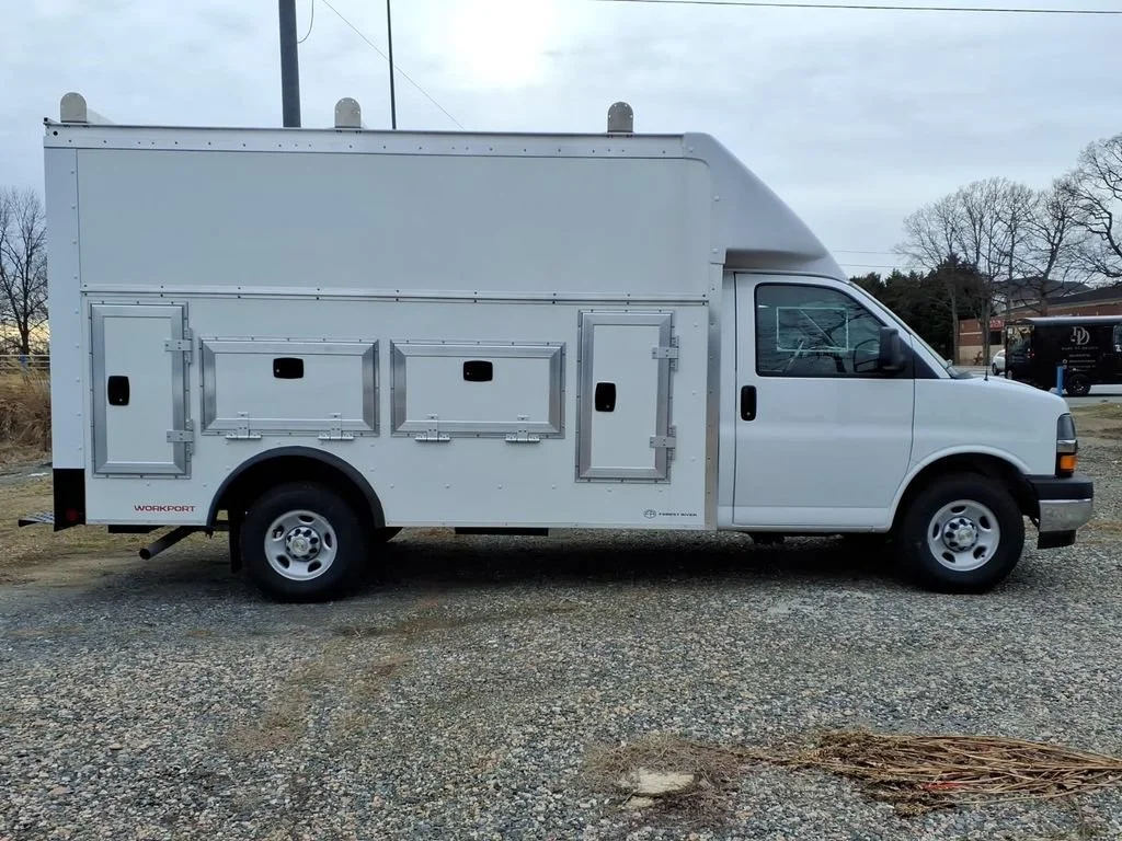 New 2025 Summit White Chevrolet 1WT image 3