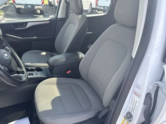 Used 2022 Oxford White Ford SE image 15