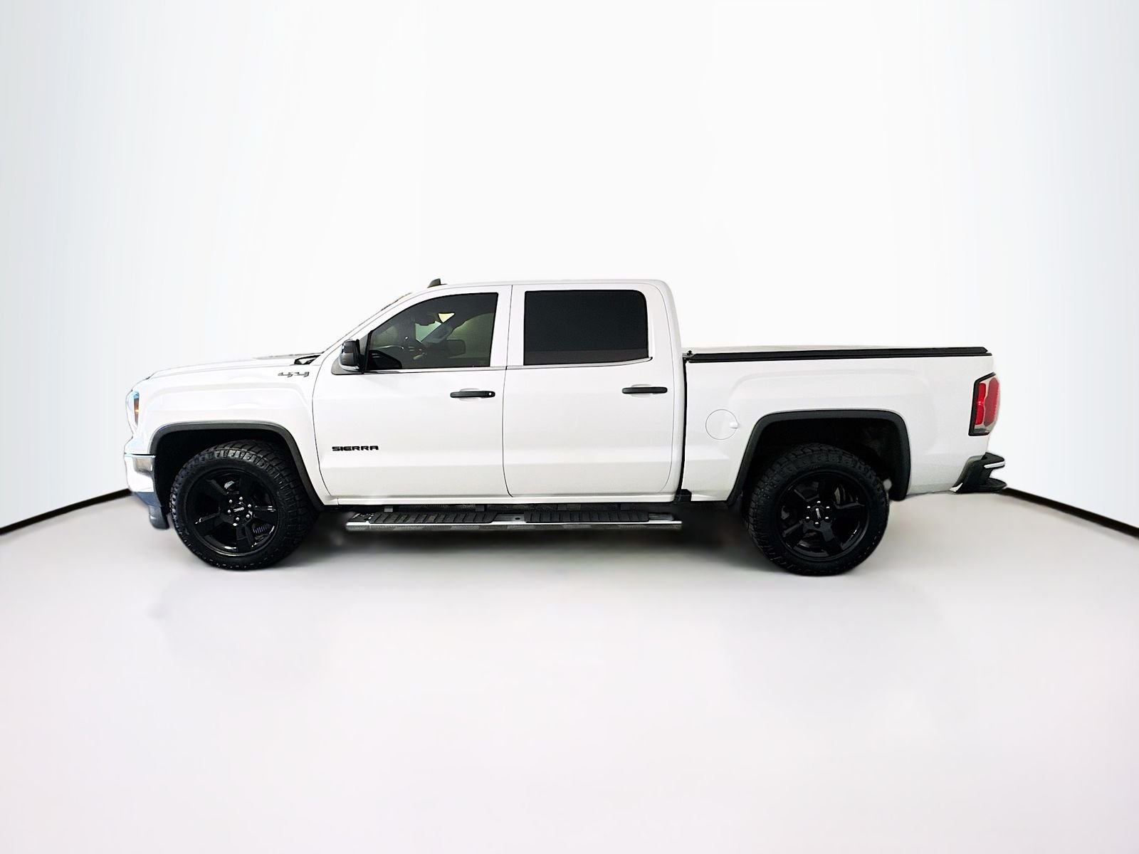 Used 2018 White GMC SLT image 4