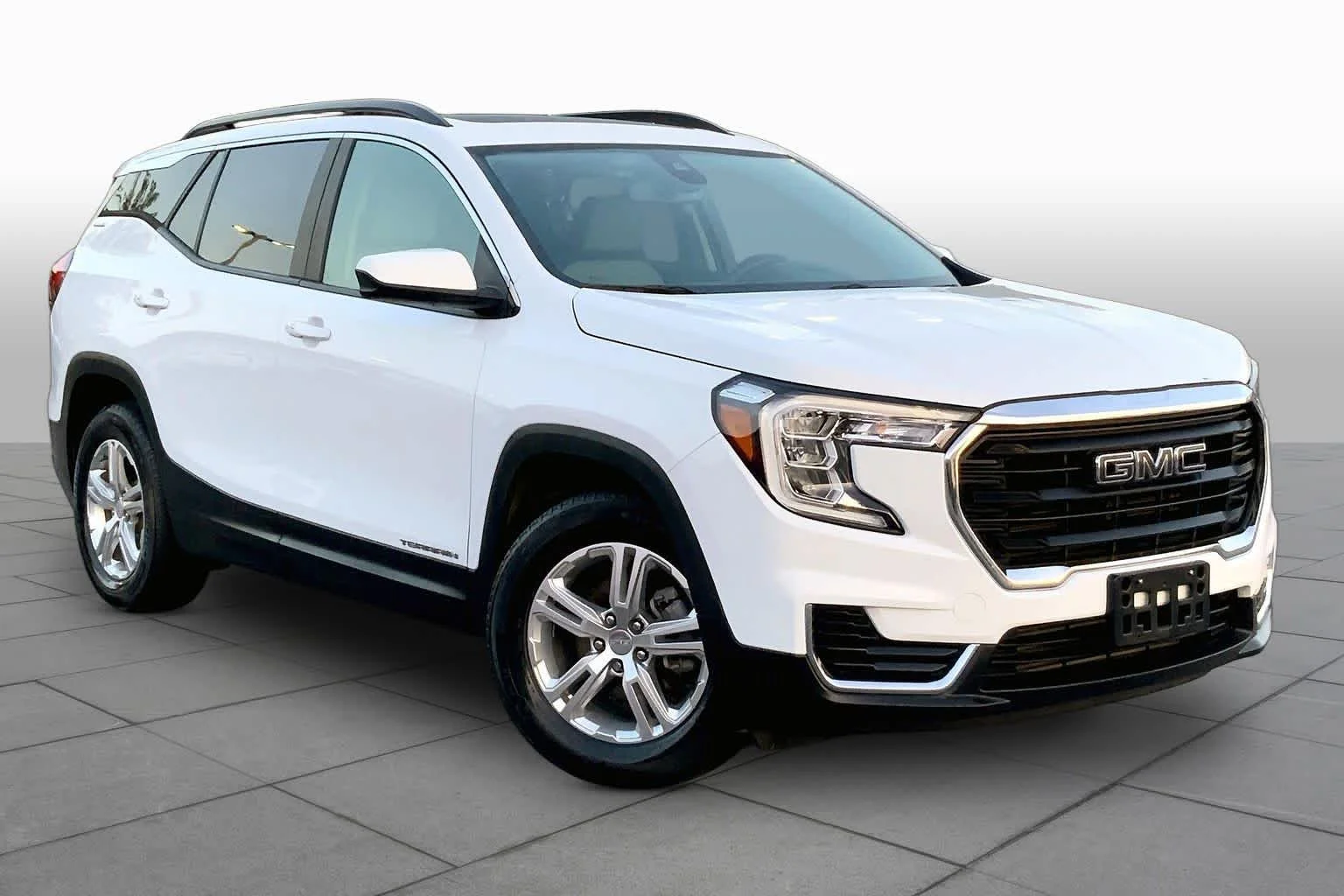 Used 2022 Summit White GMC SLE image 3