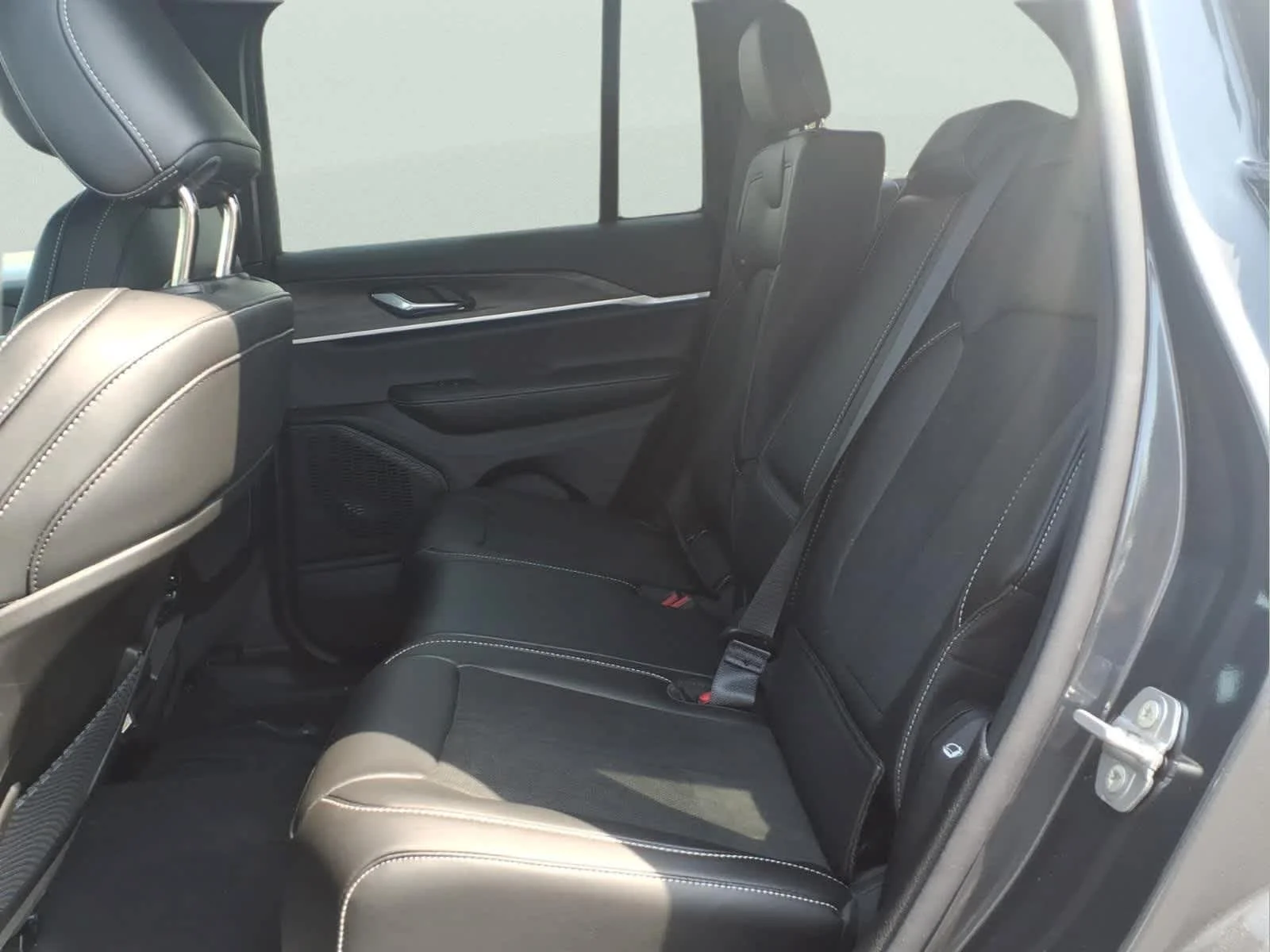 New 2026 Baltic Gray Metallic Clear-Coat Exterior Paint Jeep Laredo Altitude image 15