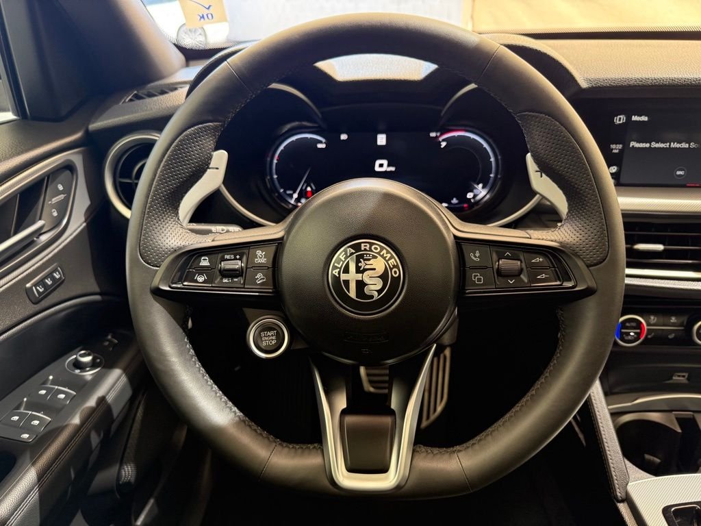 New 2025 Vesuvio Gray Metallic Exterior Paint Alfa Romeo Base image 27