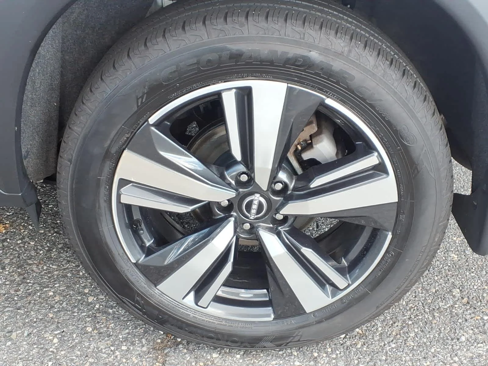 Certified Used 2023 Pearl White Tricoat/Super Black Nissan SL image 9