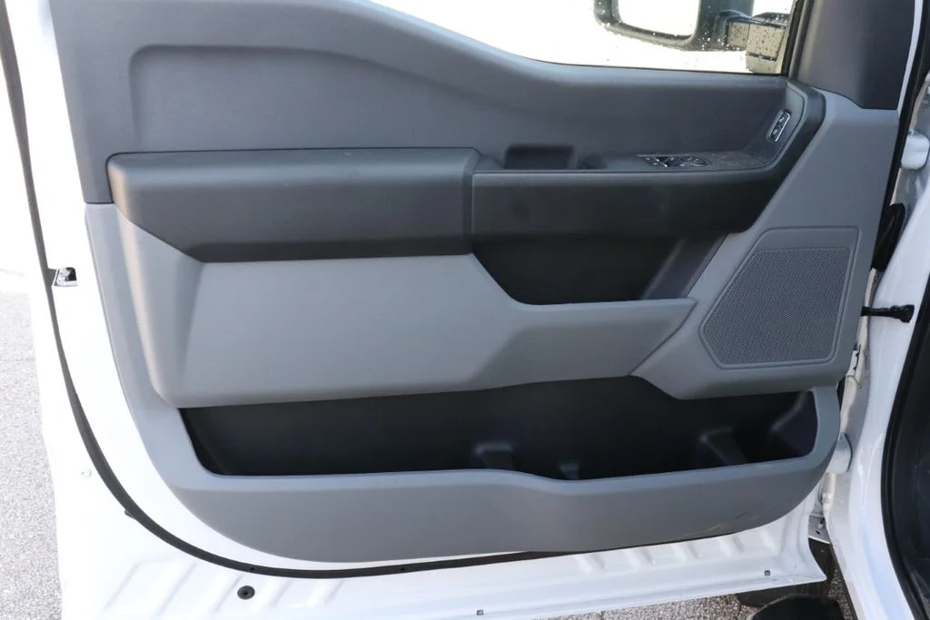 New 2026 Oxford White Ford F-550® XL image 33