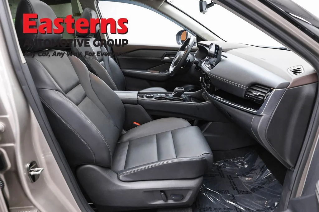 Used 2023 Gold Nissan SL image 26