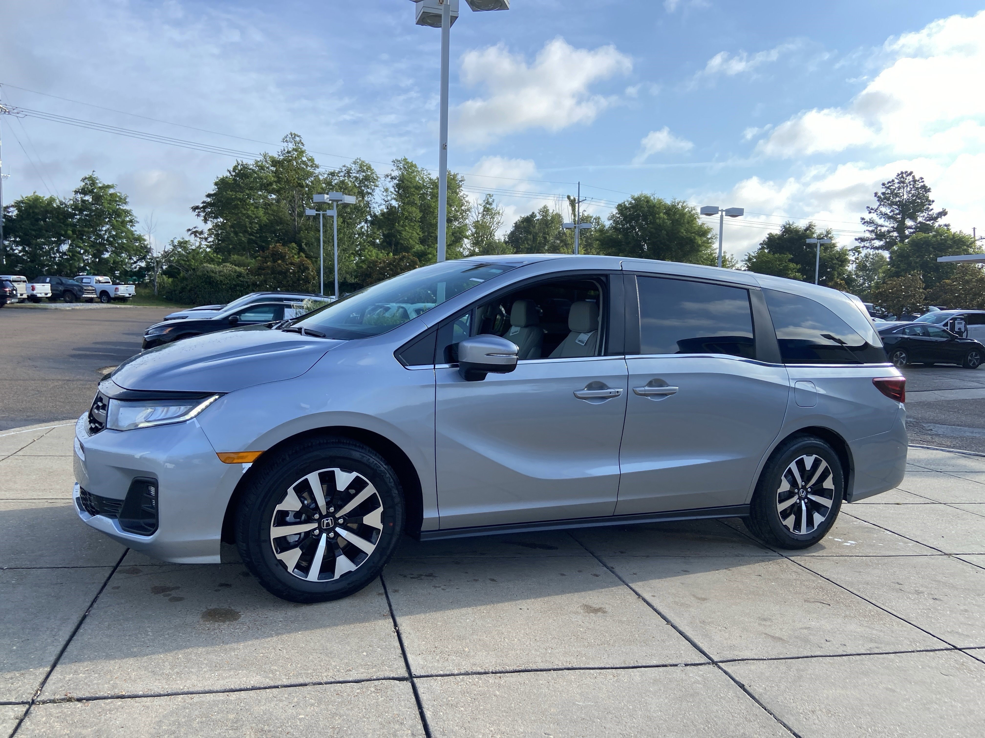New 2026 Solar Silver Metallic Honda EX-L image 5