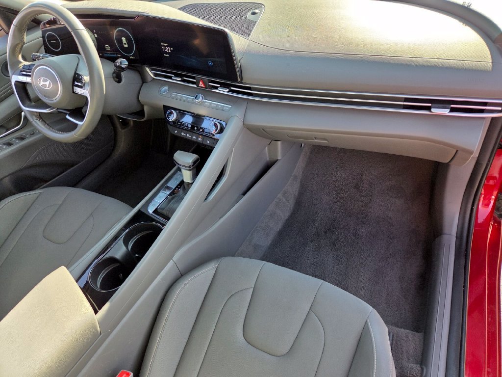 Used 2025 Red Hyundai SEL Convenience image 21