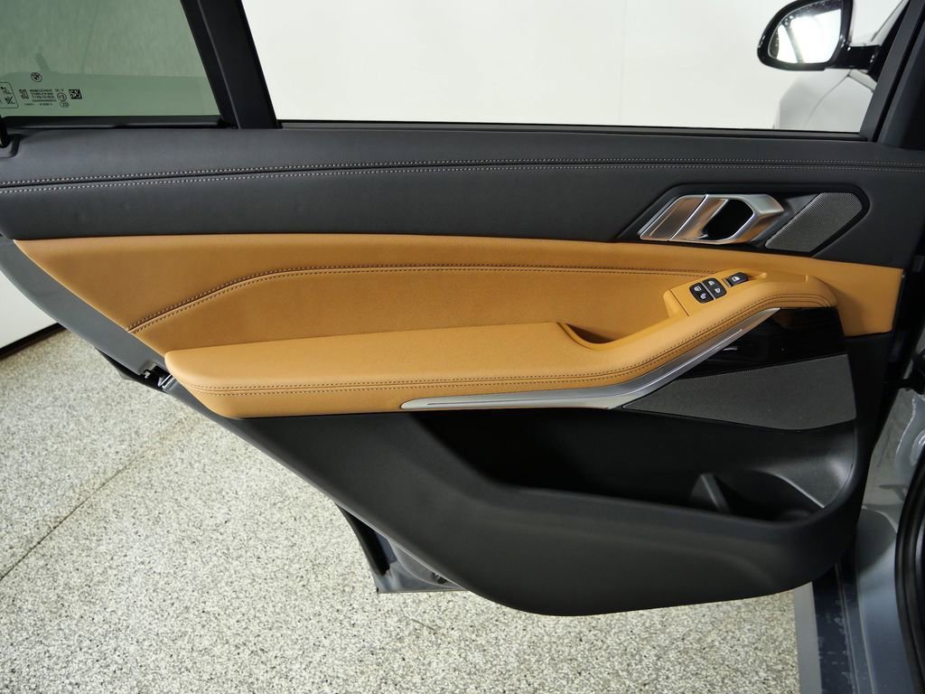 Used 2026 Skyscraper Grey Metallic BMW xDrive40i image 34
