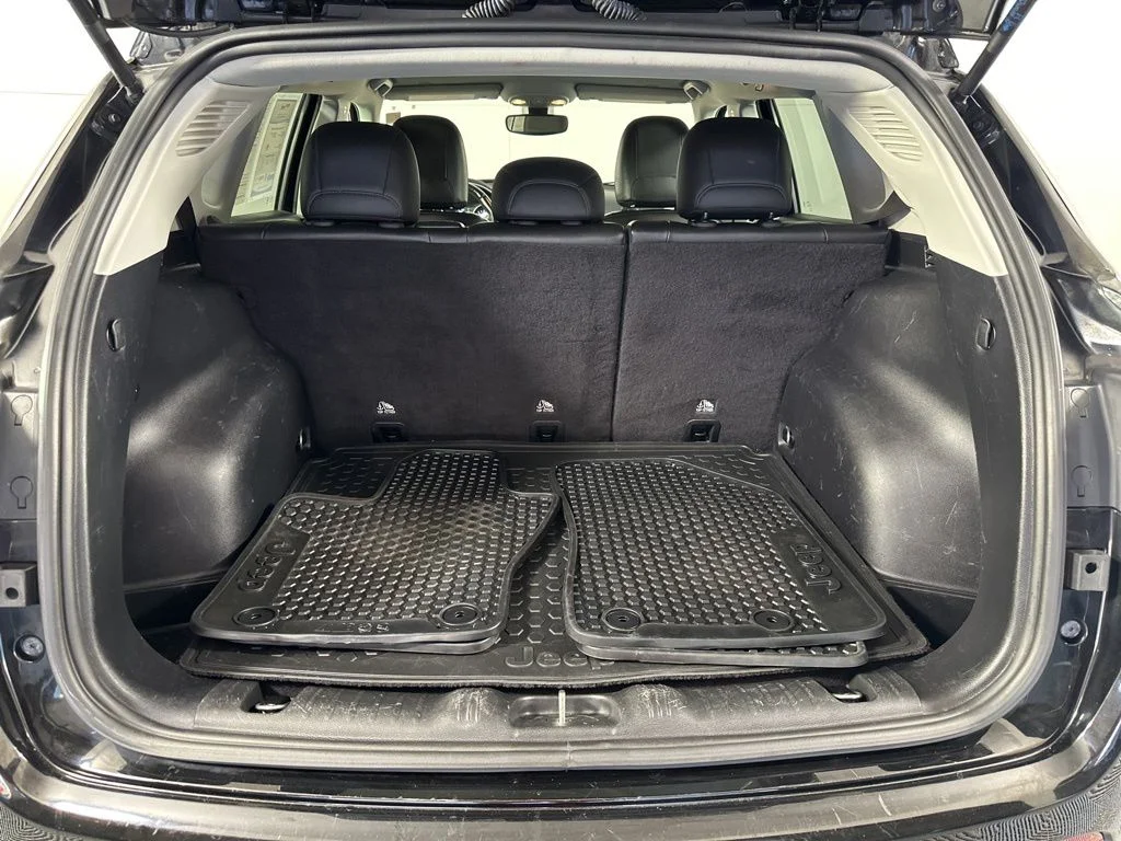 Used 2019 Black Jeep Latitude image 12