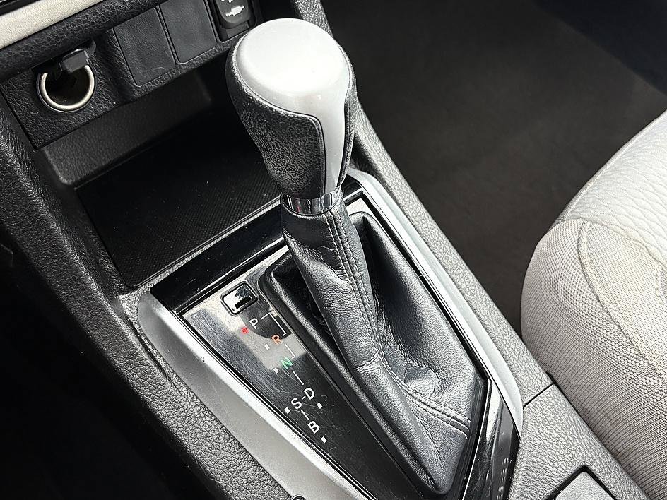 Used 2018 Super White Toyota LE image 24