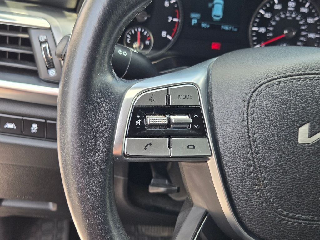 Used 2022 White Kia LX image 24