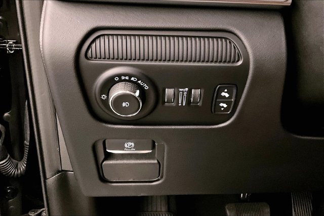 Used 2024 Diamond Black Crystal Pearlcoat Jeep Series II image 39
