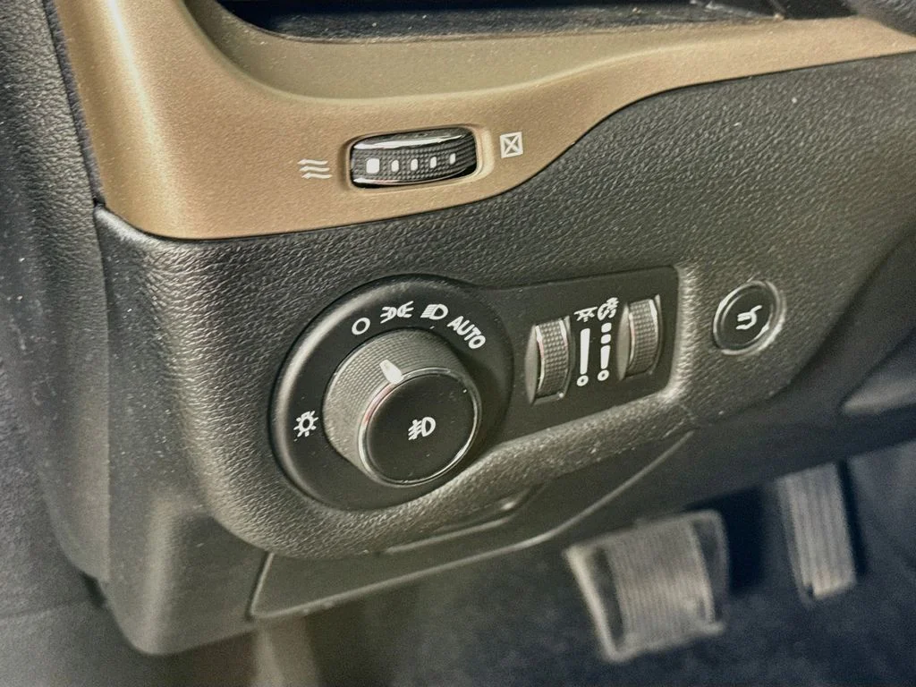 Used 2014 Gray Jeep Limited image 10
