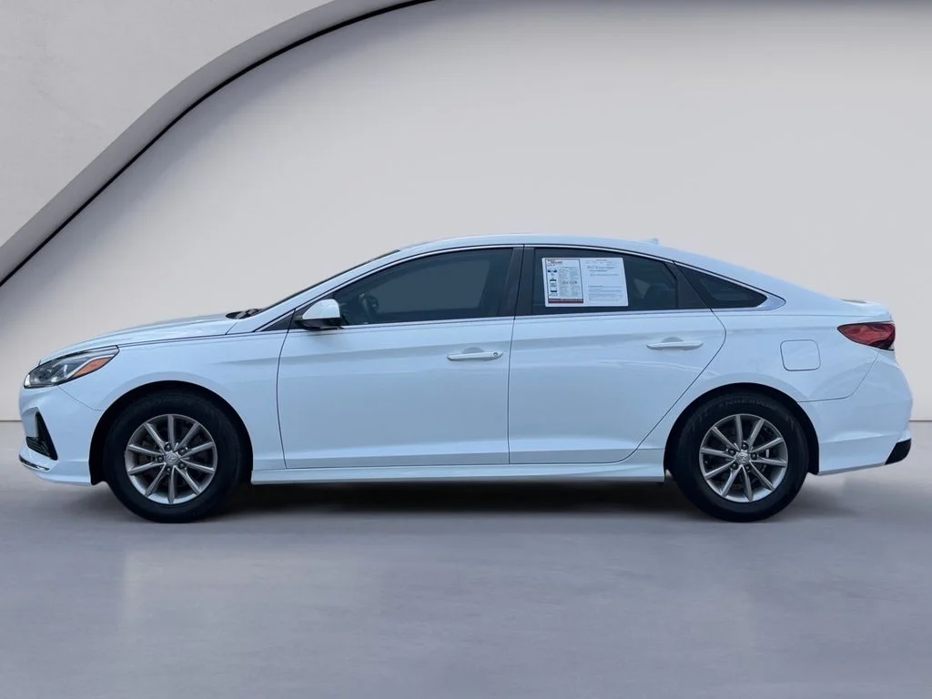 Used 2018 Quartz White Pearl Hyundai SE image 2