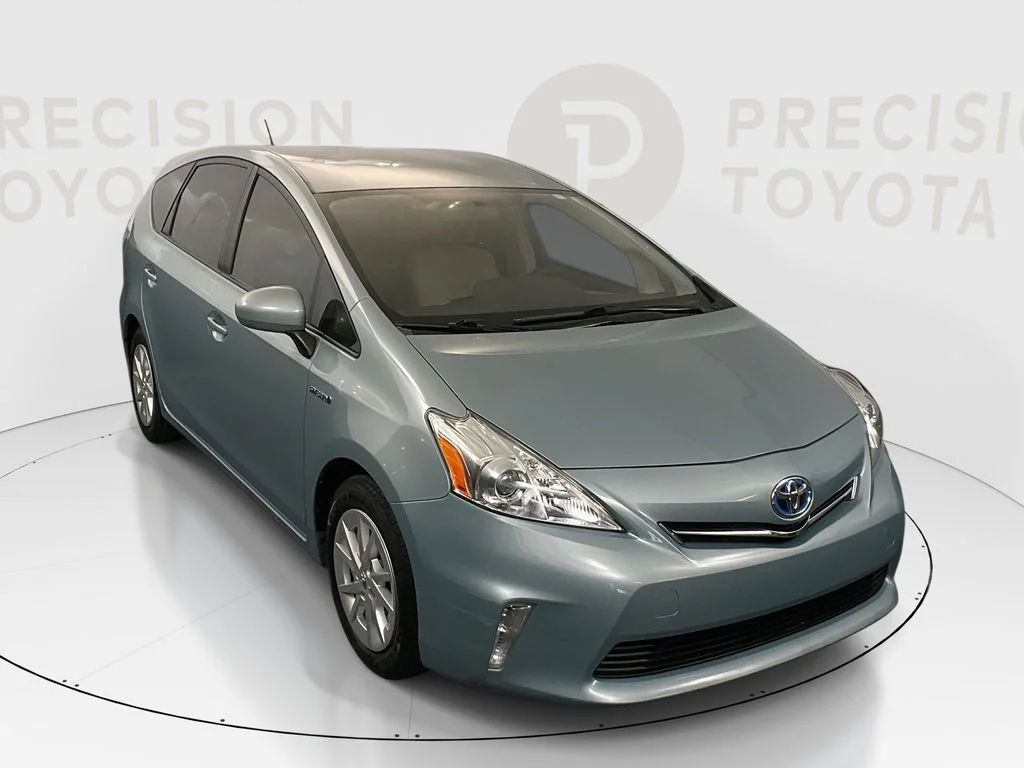 2014 Toyota Prius v Five's photo