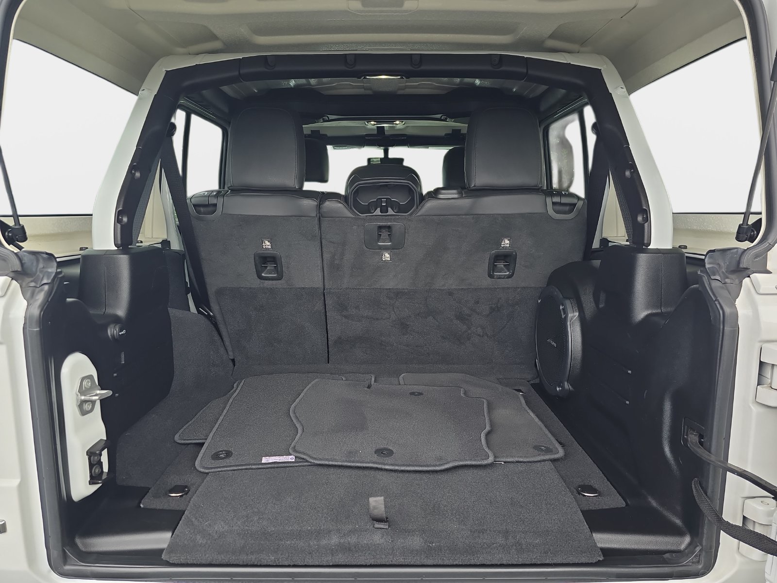 Used 2021 White Jeep Unlimited Sahara image 13