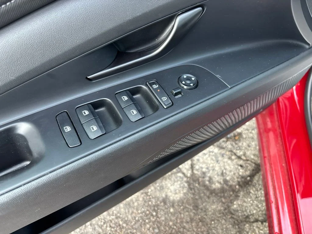 Used 2025 Red Hyundai SEL Sport image 17