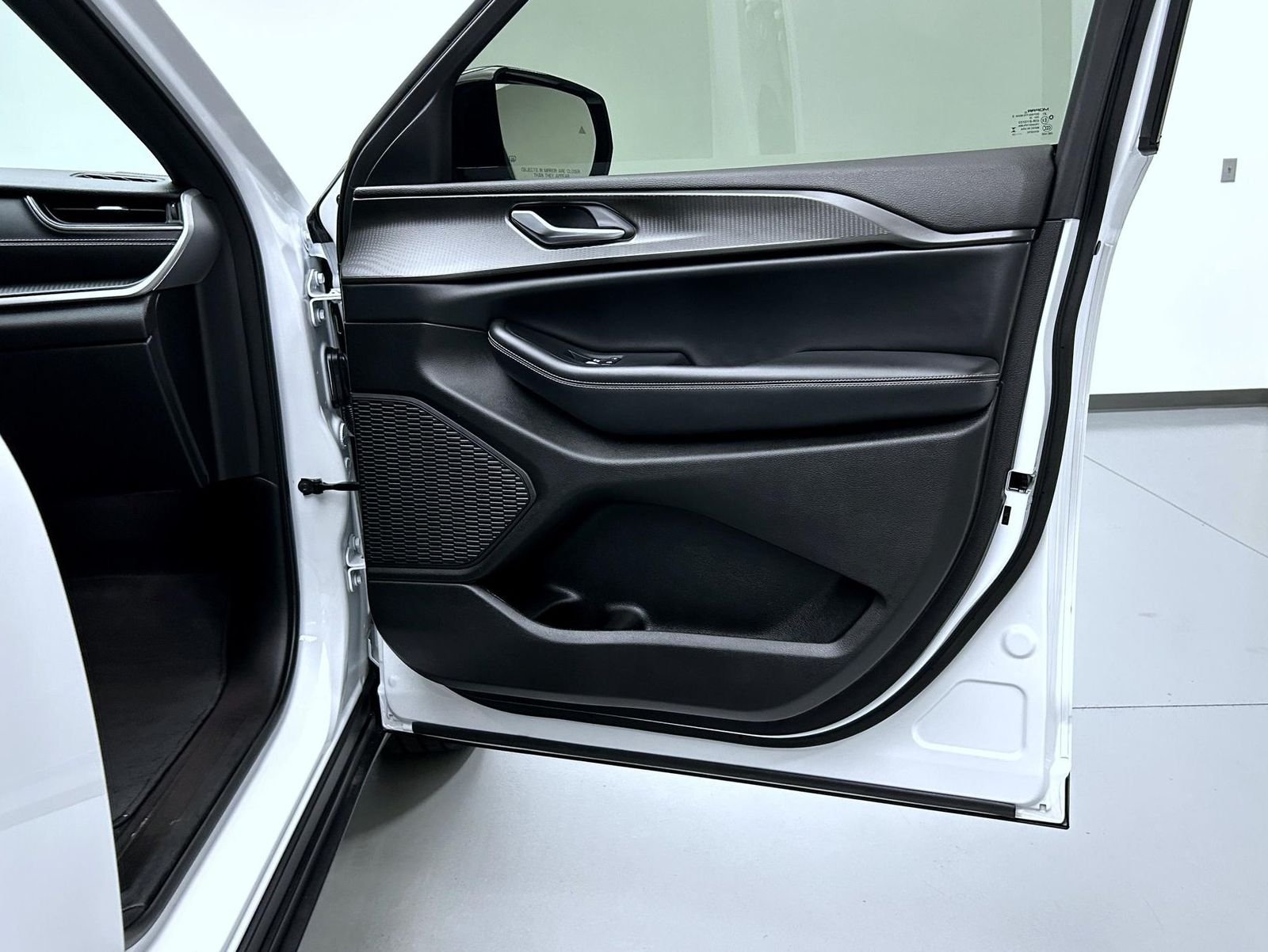 Used 2023 White Jeep Altitude image 16