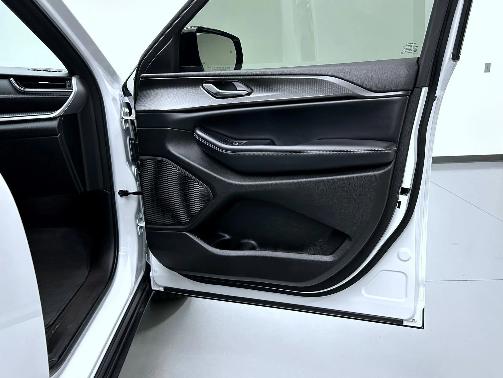 Used 2023 White Jeep Altitude image 16