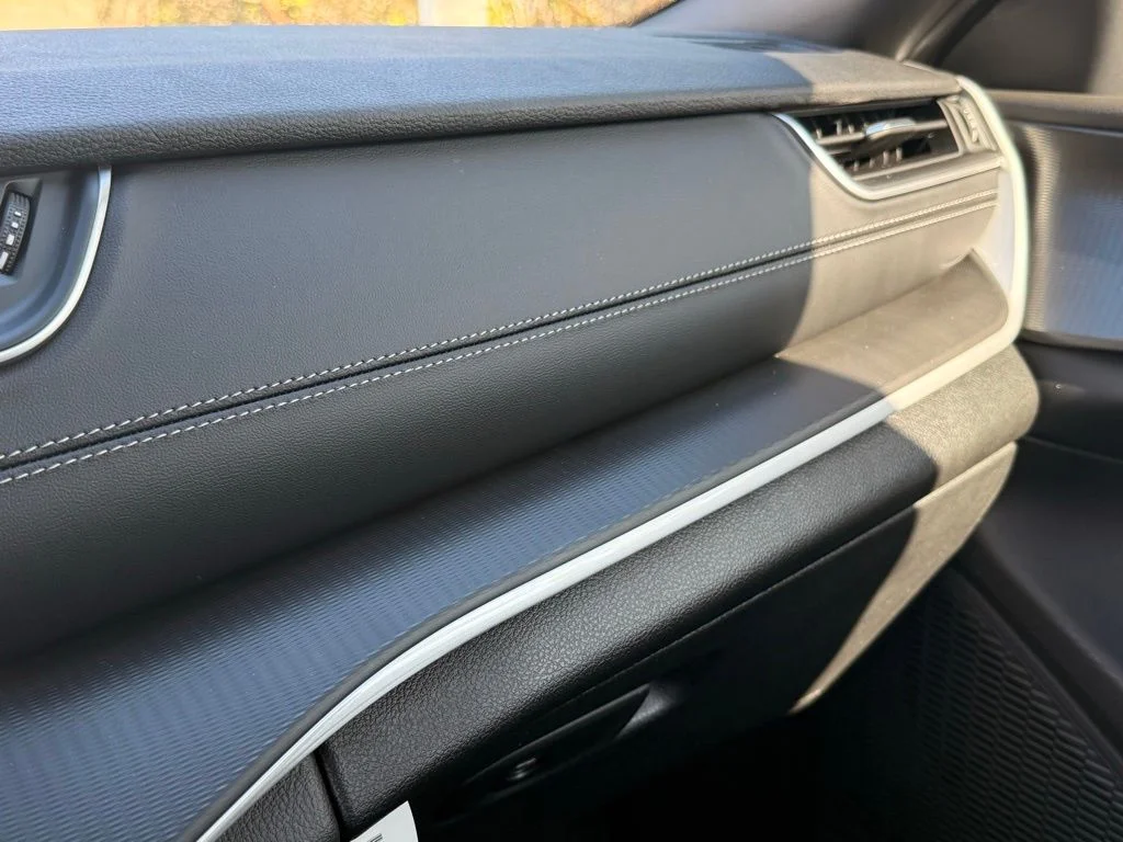New 2026 Diamond Black Crystal Pearlcoat Jeep Laredo image 22