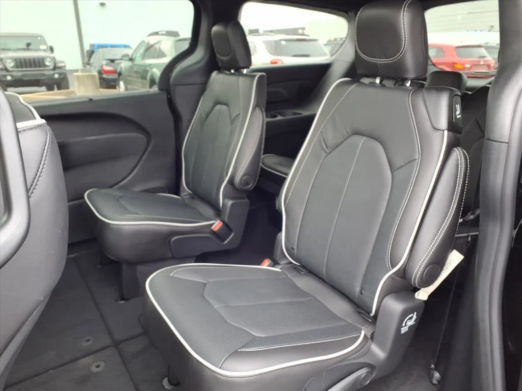 New 2026 Diamond Black Crystal Pearl-Coat Exterior Paint Chrysler Limited image 15