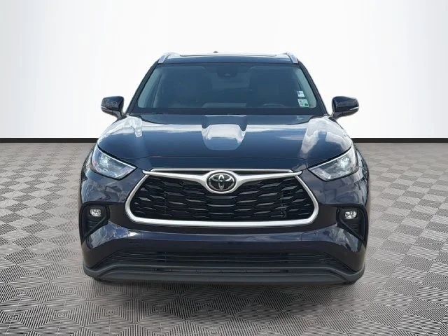 Certified Used 2023  Toyota XLE image 2