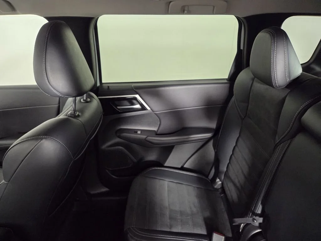 Used 2024 White Mitsubishi SE Black Edition image 18