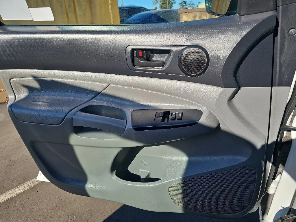 Used 2015 White Toyota Base image 25
