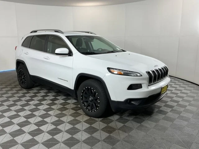 Used 2017 Bright White Clearcoat Jeep Latitude image 3