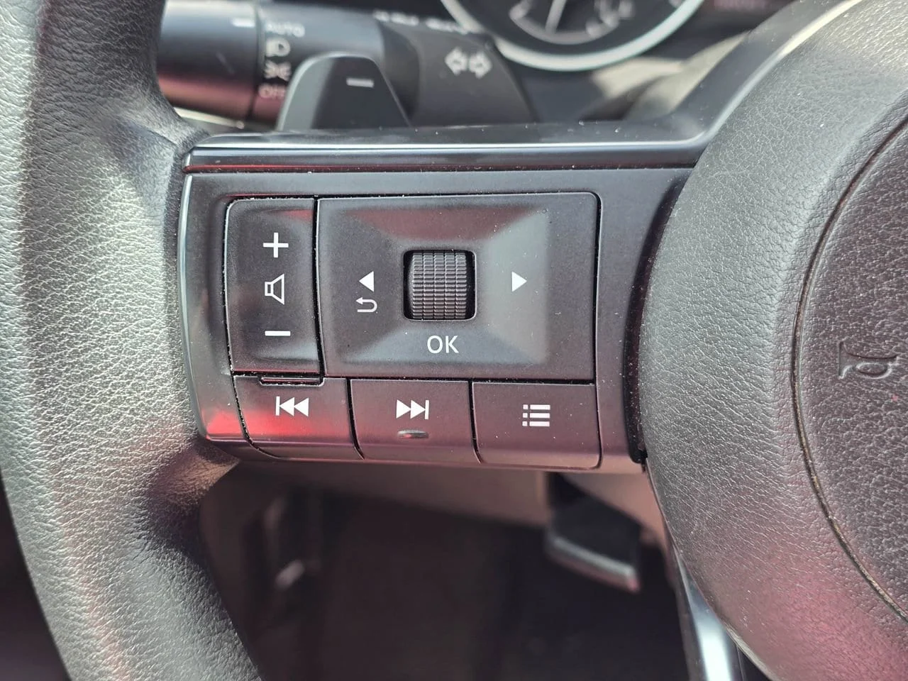 Used 2023  Nissan S image 18