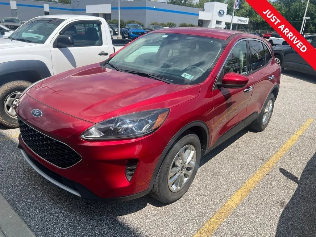 Used 2020 Red Ford SE image 1