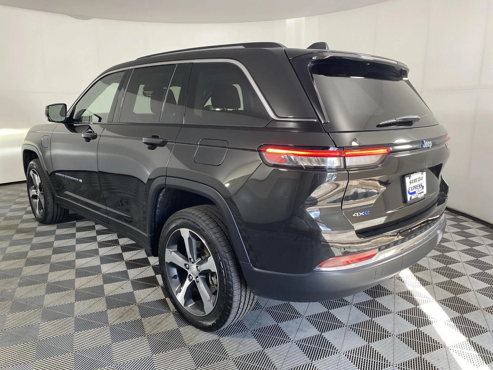 Used 2023 Rocky Mountain Pearlcoat Jeep  image 14