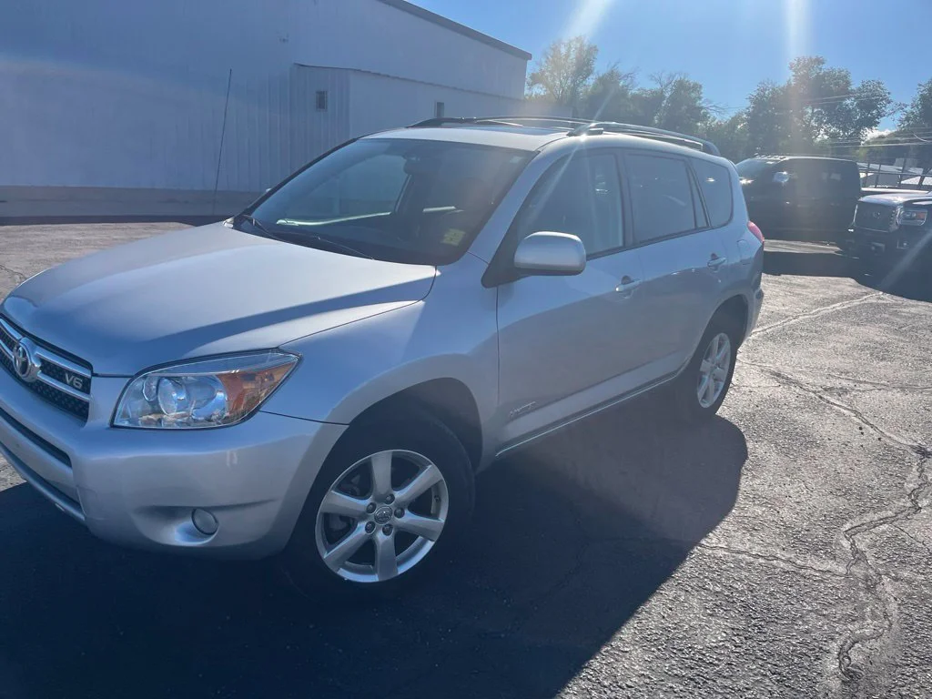 Used 2008 Classic Silver Metallic Toyota Limited image 4